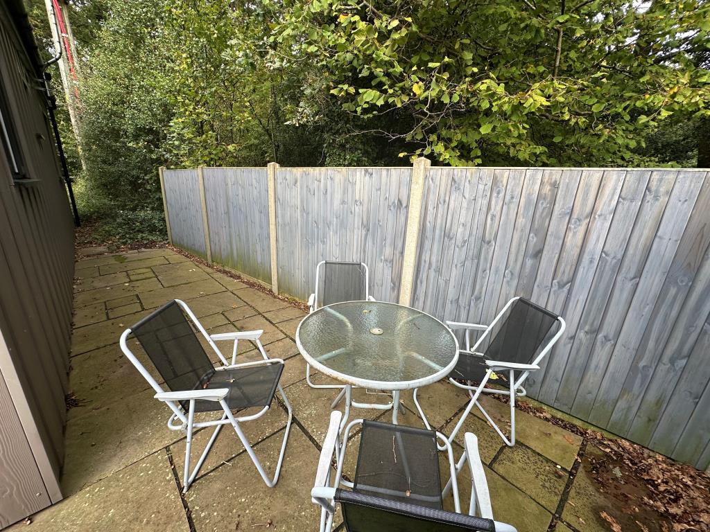 Lot: 146 - DETACHED BUILDING WITH PARKING AND EXTERNAL STORAGE - Patio